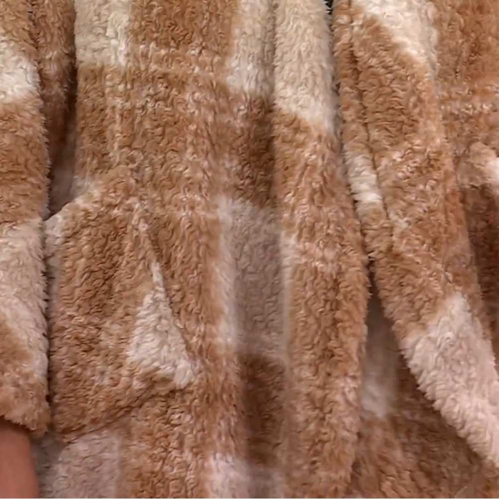 Berkshire Wearable Double Sided Black/Gray Sherpa Throw 
NWT ❄️☕️🎄